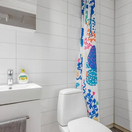 Affordable Studio In Vibrant Central Location. Sg2 *