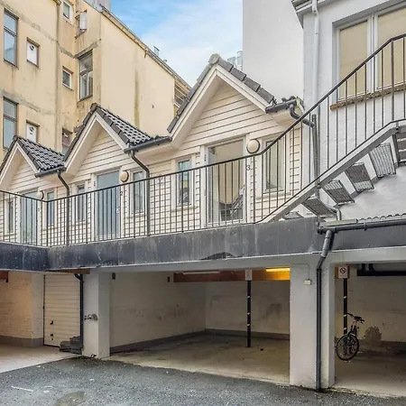 Affordable Studio In Vibrant Central Location. Sg2 *